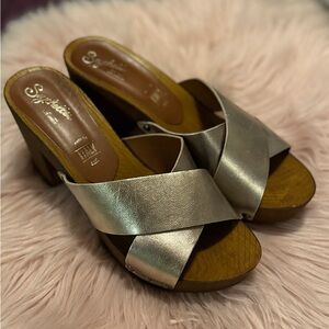 BRAND NEW *** Seychelles metallic silver slip on sandals 8.5